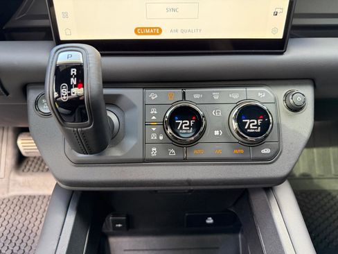 Used 2025 Land Rover Defender 110 AWD/4WD image 29