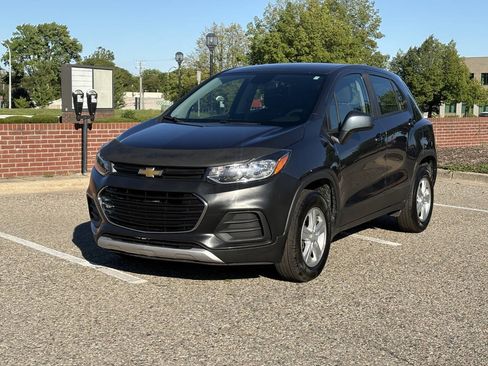 Used 2022 Chevrolet Trax LS AWD/4WD image 3