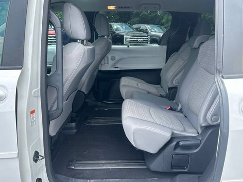 Used 2025 Toyota Sienna LE AWD/4WD image 18