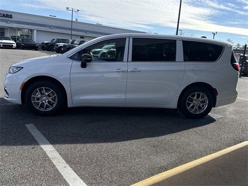 New 2026 Chrysler Pacifica Select image 18