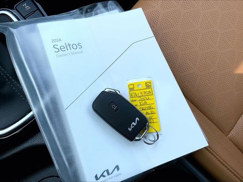 Used 2024 Kia Seltos EX AWD/4WD image 12