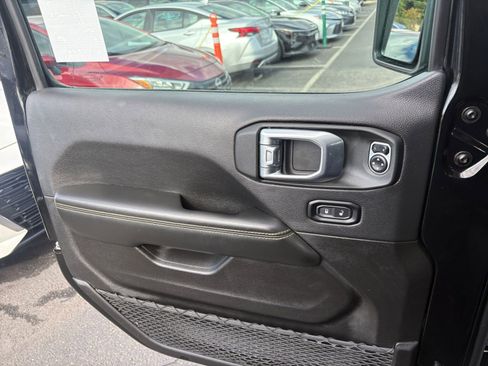 Used 2025 Jeep Wrangler Unlimited Sahara AWD/4WD image 18