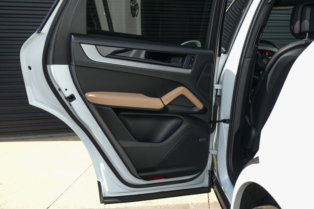 Certified 2024 Porsche Cayenne Coupe AWD/4WD image 31