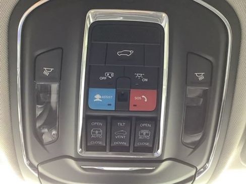 Used 2023 Jeep Grand Cherokee Limited AWD/4WD image 22