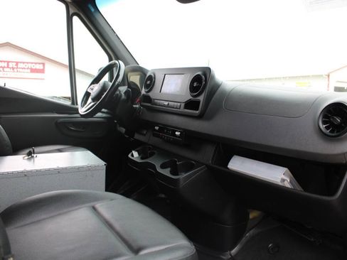 Used 2021 Freightliner Sprinter 2500 RWD image 10