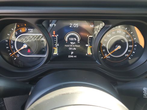 Used 2025 Jeep Wrangler Unlimited Rubicon w/ Convenience Group AWD/4WD image 17