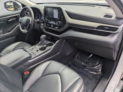 Used 2022 Toyota Highlander XLE AWD/4WD image 19
