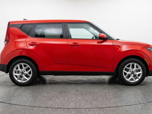 Used 2025 Kia Soul LX w/ LX Technology Package FWD image 11