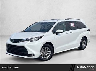 Used 2022 Toyota Sienna XLE video 1