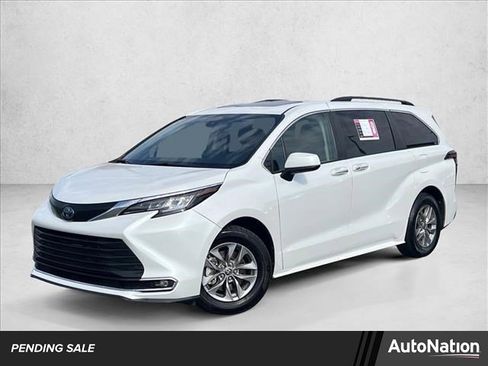 Used 2022 Toyota Sienna XLE image 1