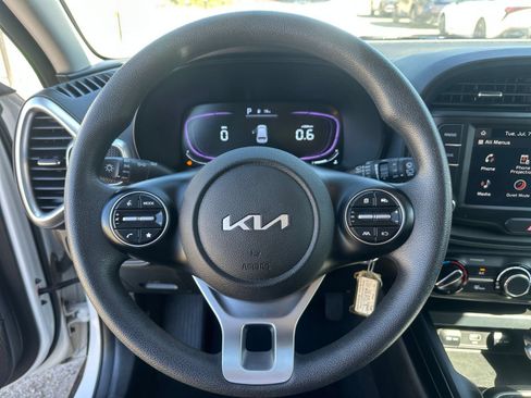 Used 2025 Kia Soul LX w/ LX Technology Package FWD image 25