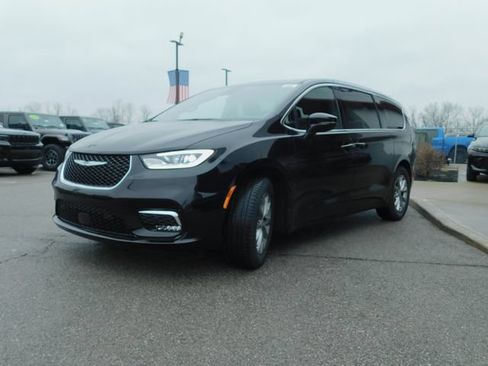 New 2026 Chrysler Pacifica Limited FWD image 4