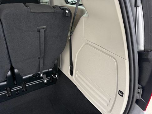 Used 2016 Dodge Grand Caravan SE image 27