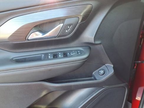 Used 2024 GMC Terrain SLE w/ Driver Convenience Package image 16