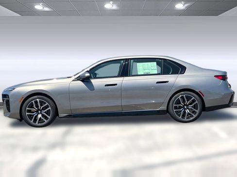 New 2025 BMW 740i image 2