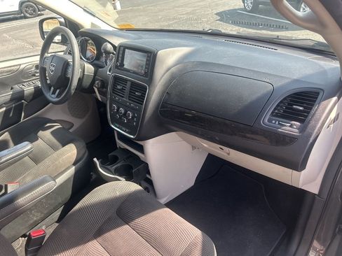 Used 2020 Dodge Grand Caravan SE w/ UConnect Hands-Free Group image 28