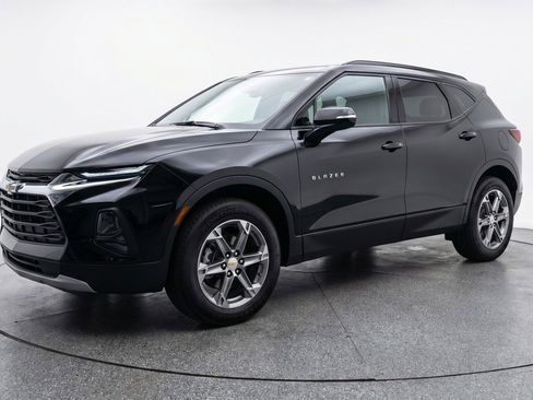 Used 2025 Chevrolet Blazer LT image 3