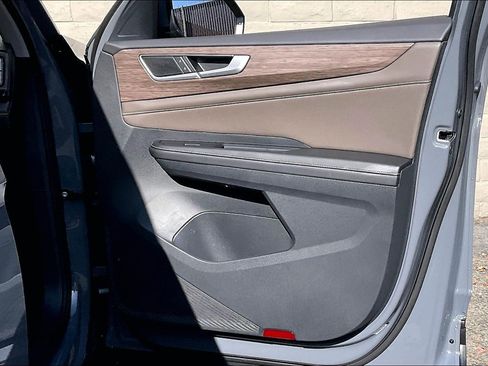 Certified 2025 Volkswagen Atlas SEL image 23