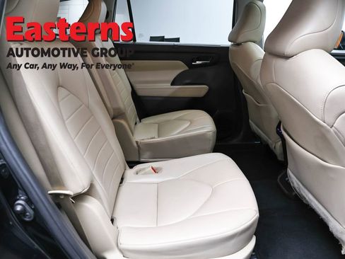 Used 2021 Toyota Highlander XLE AWD/4WD image 24