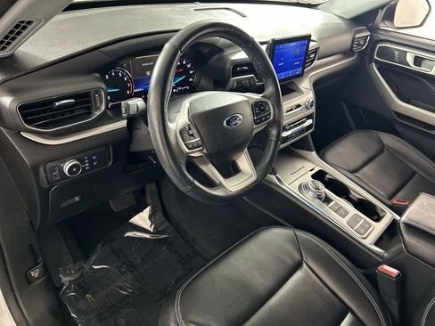 Used 2022 Ford Explorer XLT w/ Equipment Group 202A image 12