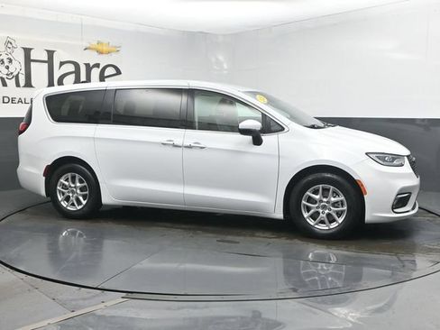 Used 2023 Chrysler Pacifica Touring-L FWD image 1