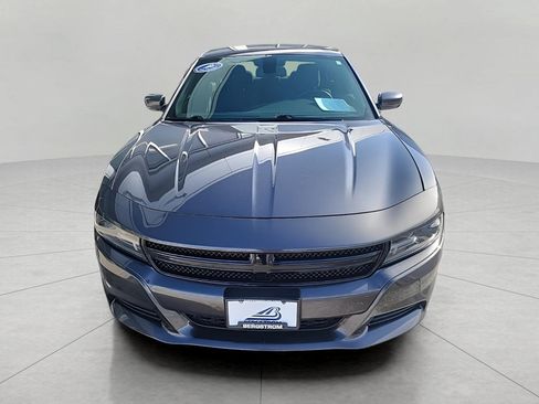 Used 2017 Dodge Charger SXT image 3