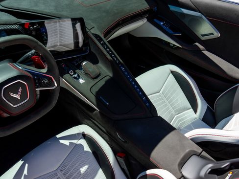 Used 2023 Chevrolet Corvette Stingray Premium Conv w/ Z51 Performance Package image 17