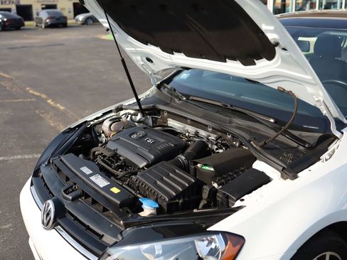 Used 2016 Volkswagen Golf SE image 34
