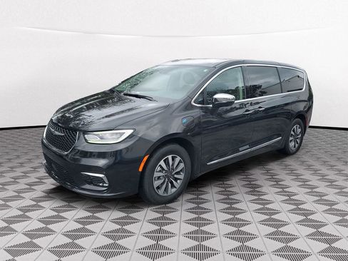 Used 2022 Chrysler Pacifica Limited image 3