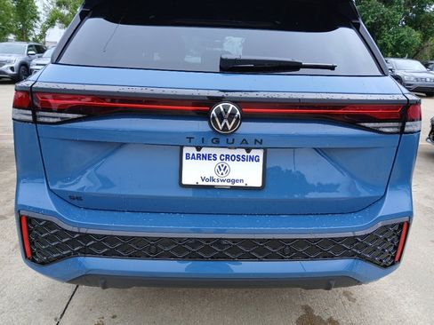 New 2026 Volkswagen Tiguan SE R-Line FWD image 8