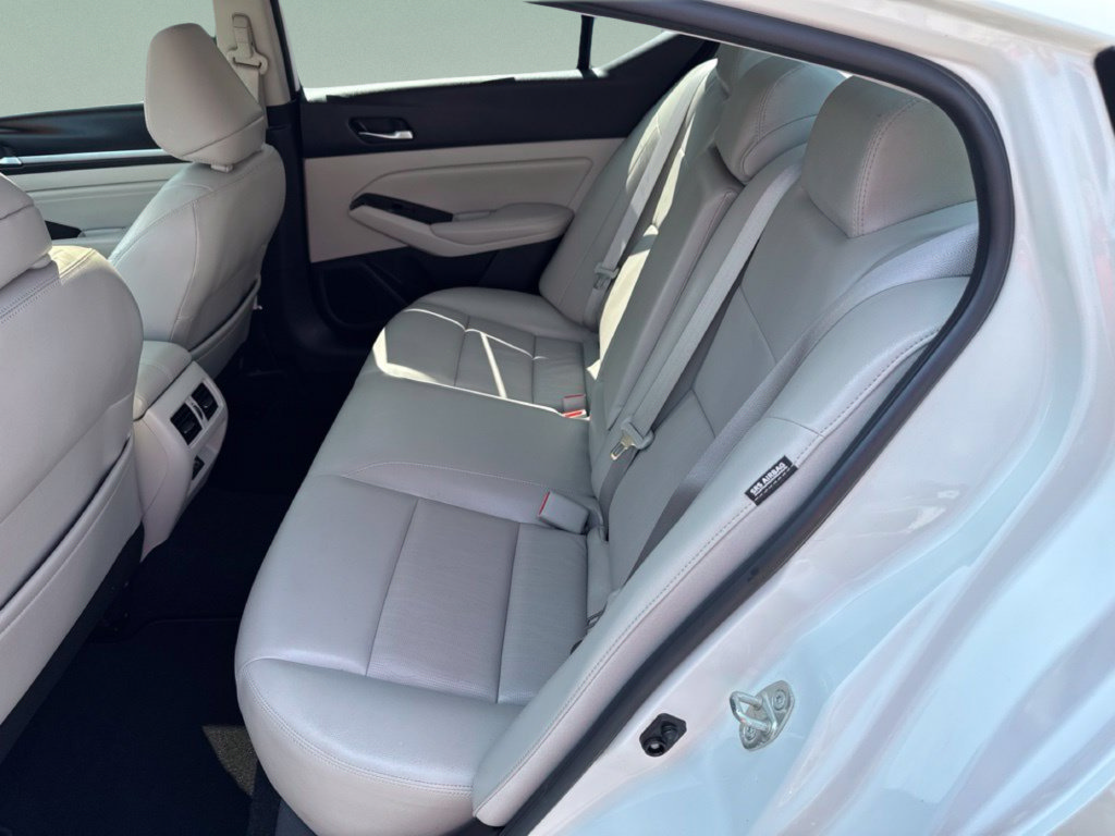 Used 2020 Nissan Altima 2.0 Platinum FWD image 11