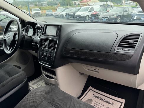 Used 2019 Dodge Grand Caravan SE w/ UConnect Hands-Free Group image 14