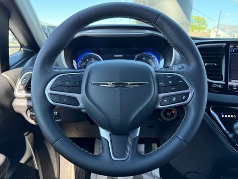 Used 2025 Chrysler Pacifica Select FWD image 18