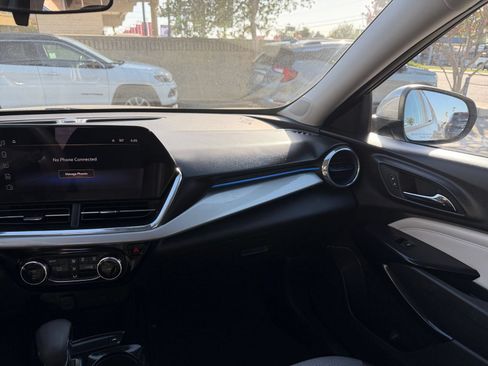 Used 2025 Chevrolet Trax LT FWD image 33
