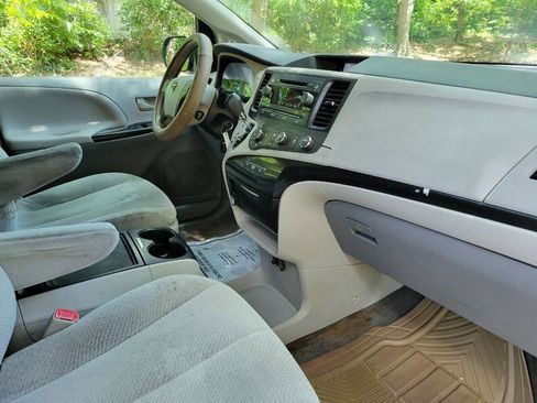 Used 2012 Toyota Sienna LE image 9