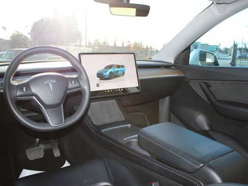 Used 2022 Tesla Model Y Long Range image 22