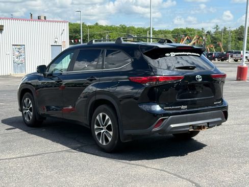 Used 2023 Toyota Highlander XLE AWD/4WD image 3