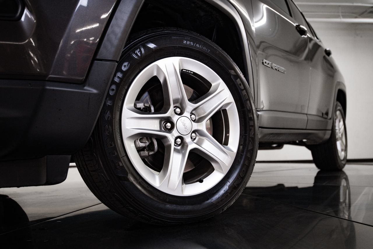 Used 2023 Jeep Compass Latitude w/ Sun and Sound Group AWD/4WD image 12