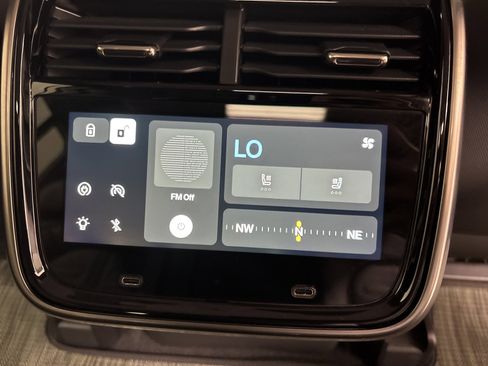 Used 2024 Rivian R1S Adventure AWD/4WD image 30