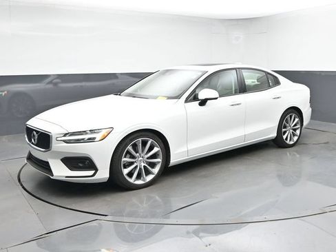 Used 2021 Volvo S60 T5 Momentum w/ Premium Package FWD image 4