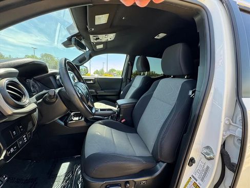 Used 2021 Toyota Tacoma TRD Off-Road w/ Technology Package AWD/4WD image 16
