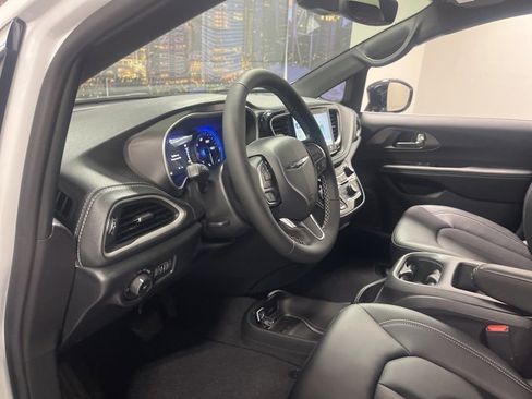 New 2026 Chrysler Pacifica Select image 9