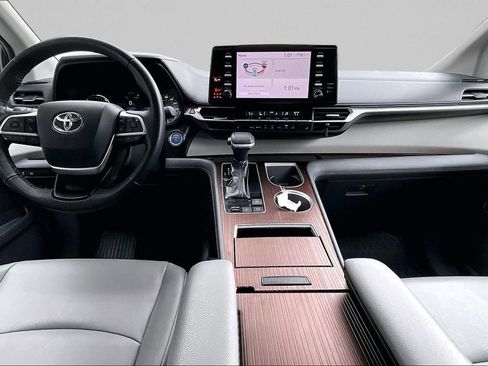 Certified 2022 Toyota Sienna XLE image 7
