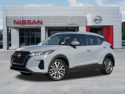 Used 2024 Nissan Kicks SV image 1