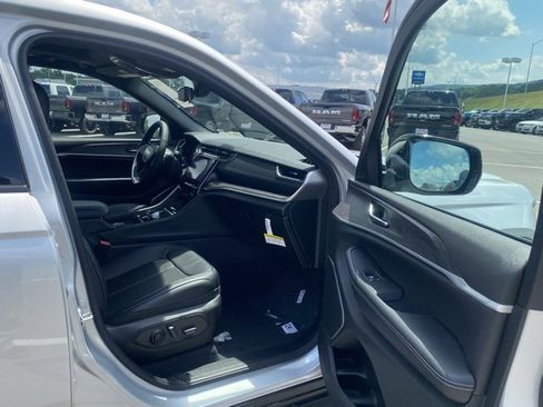 New 2025 Jeep Grand Cherokee L Limited w/ Luxury Tech Group II image 29