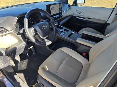 Used 2022 Toyota Sienna XLE image 25