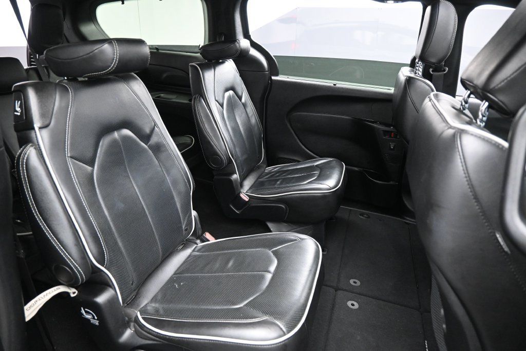 Used 2025 Chrysler Pacifica Limited FWD image 32