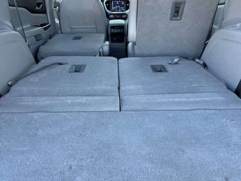 Used 2023 GMC Acadia SLT image 17