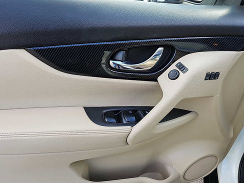 Used 2019 Nissan Rogue SL w/ Premium Package image 12