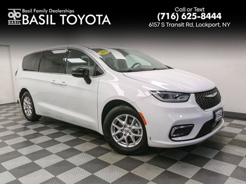 Used 2025 Chrysler Pacifica Select FWD image 1